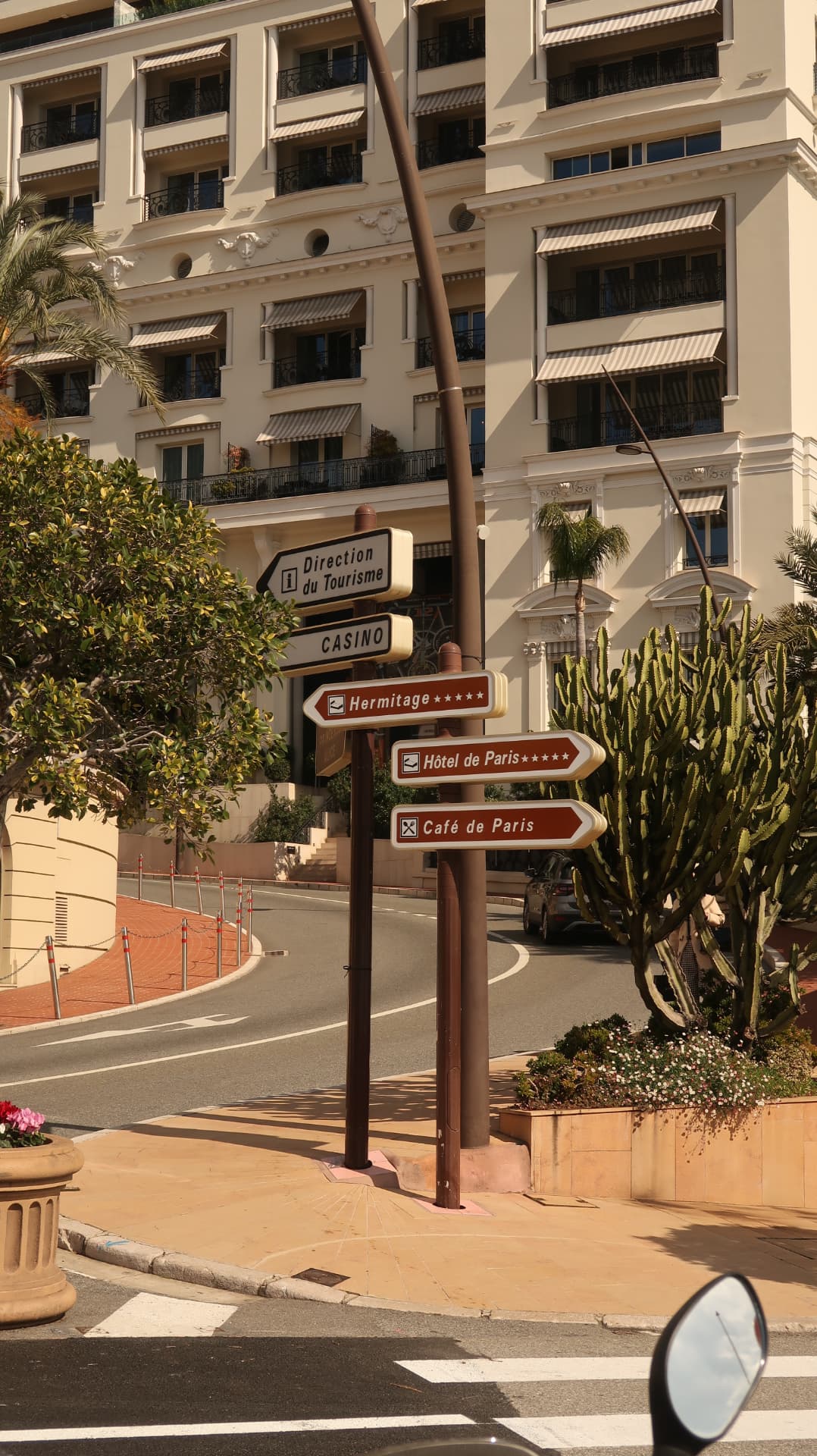 Brown direction signs for the Casino and Hôtel de Paris