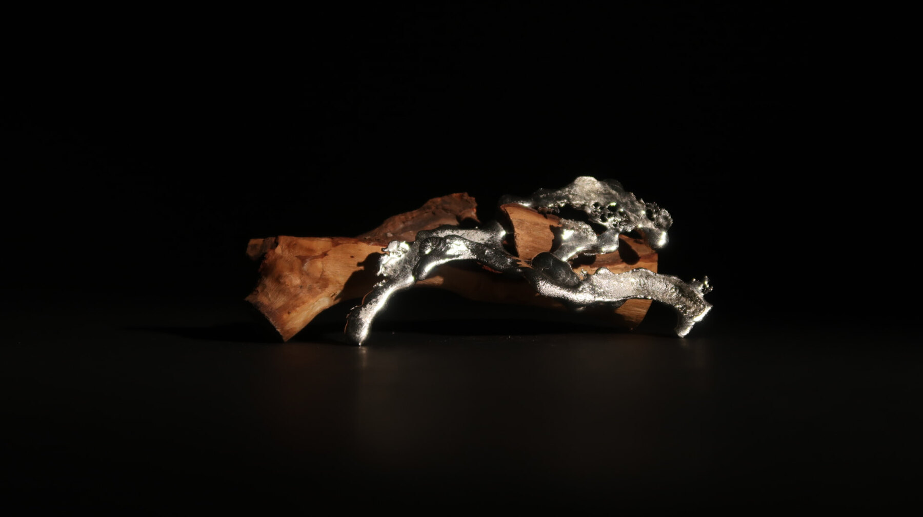 Long horizontal model of metal branching over layered bark